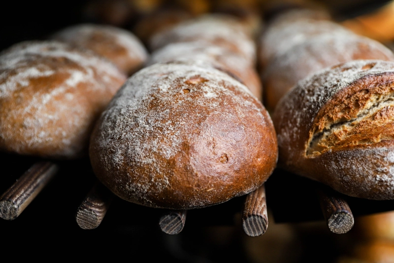 Frisch gebackene Brote und knusprige Semmeln aus der Backstube der Bäckerei Weindl