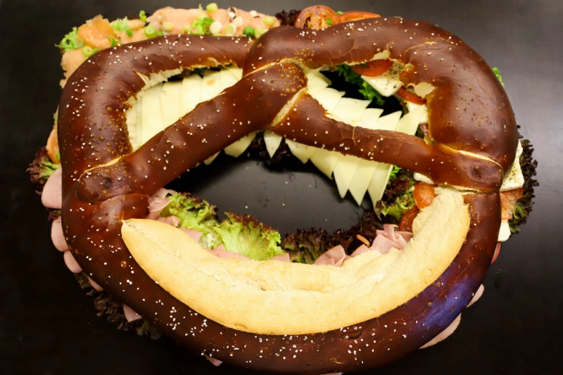 Individuell belegte Riesenbreze für Feiern und Veranstaltungen von der Bäckerei Weindl
