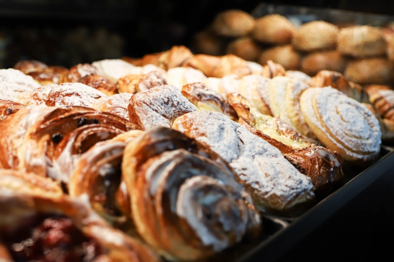 Frisches Feingebäck mit Croissants, Plunder und süßen Backwaren der Bäckerei Weindl